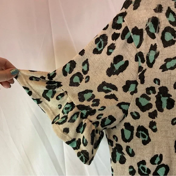 Hopely Women’s Short Sleeve Light Blue Leopard Print Waffle Knit Size Large - Picture 12 of 13